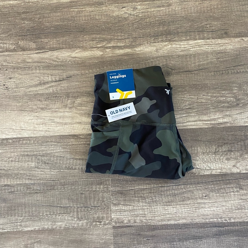 NWT Women’s Old Navy Powersoft Green Camouflage Leggings